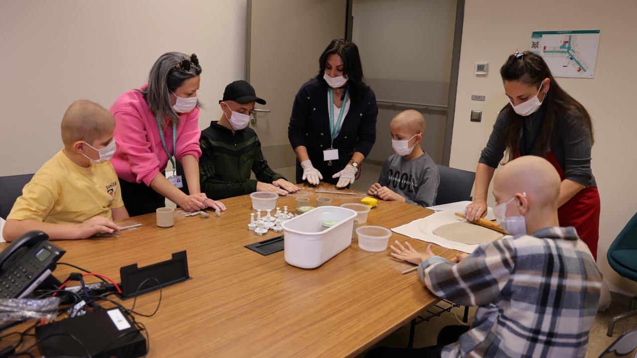 Adana Şehir Hastanesi'nde Okula Gidemeyen Çocuklara Destek Etkinliği