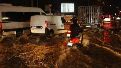 Adana'da Sağanak Yağış:Yollar Göle Döndü
