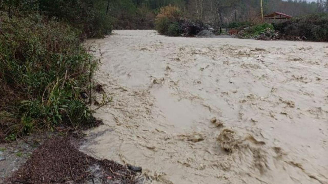 Adana’nın Kuzey İlçelerinde Sağanak Alarmı: Dereler Taştı, Yollar Kapandı