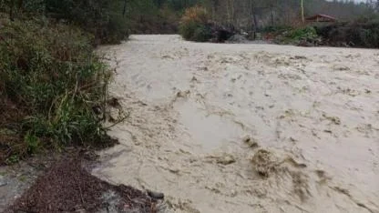 Adana’nın Kuzey İlçelerinde Sağanak Alarmı: Dereler Taştı, Yollar Kapandı