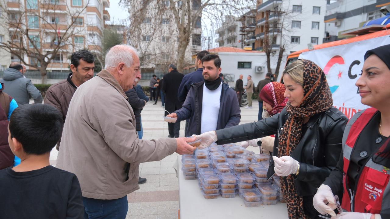 Ceyhan Belediyesi Helva Dağıttı