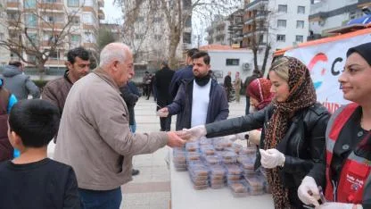 Ceyhan Belediyesi Helva Dağıttı