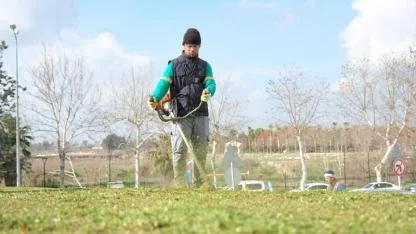 Ceyhan Belediyesi Park ve Yeşil Alanlarda Bakım Çalışmalarına Ara Vermiyor
