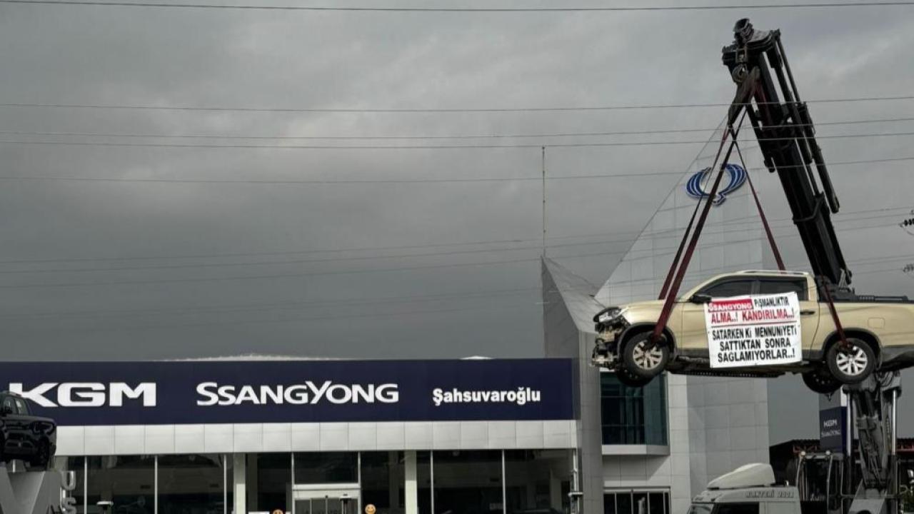 Firma Önünde Kamyonet Protestosu:Vinçle Havaya Astı