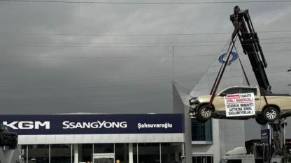 Firma Önünde Kamyonet Protestosu:Vinçle Havaya Astı