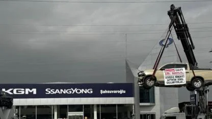 Firma Önünde Kamyonet Protestosu:Vinçle Havaya Astı