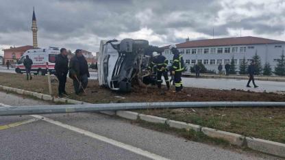 Kamyonet Devrildi:3 Yaralı