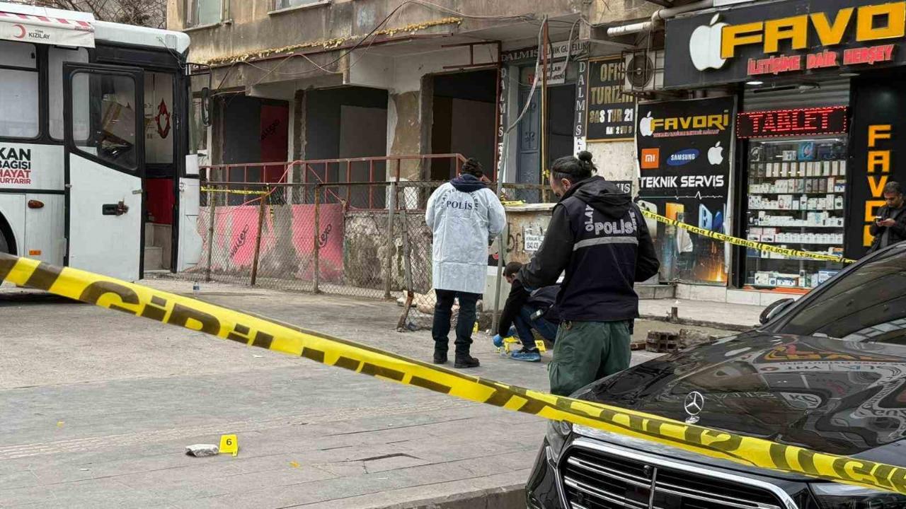 Müteahhit İle Emlakçı Arasında ''Tadilat'' Kavgası:4 Yaralı