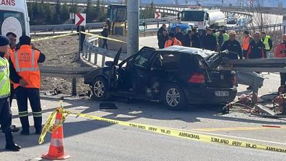 Otomobil Bariyerlere Ok Gibi Saplandı:2 Ölü