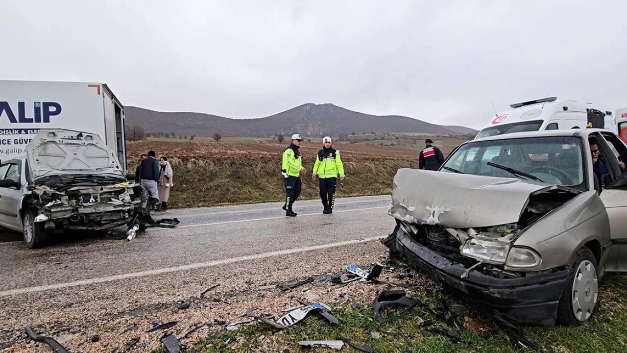 Otomobiller Kafa Kafaya Çarpıştı:7 Yaralı