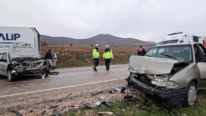 Otomobiller Kafa Kafaya Çarpıştı:7 Yaralı