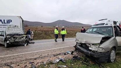 Otomobiller Kafa Kafaya Çarpıştı:7 Yaralı