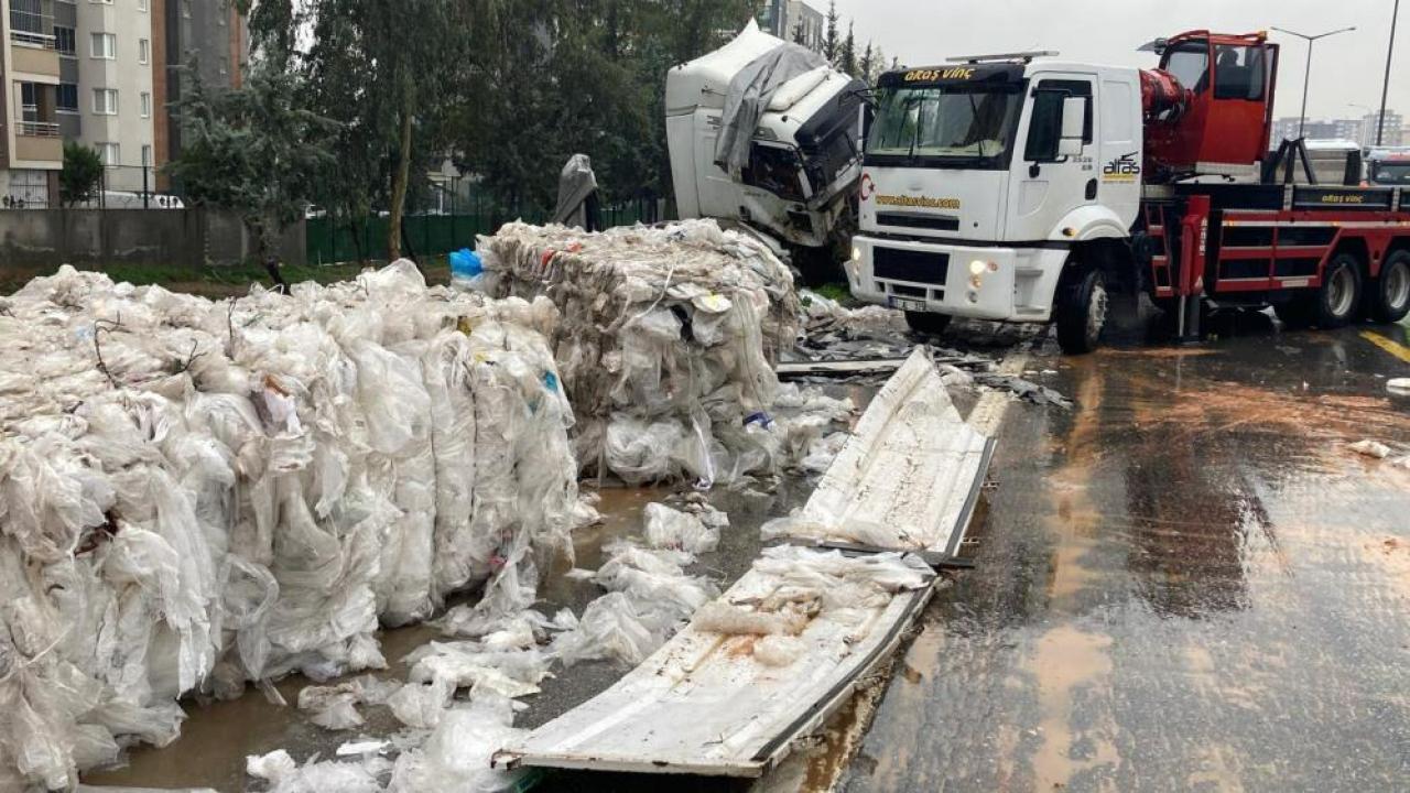 Otoyolda Tır Kazası:Atıklar Yola Saçıldı