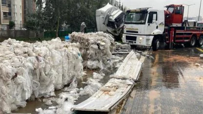 Otoyolda Tır Kazası:Atıklar Yola Saçıldı