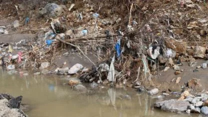 Sel Sonrası Çöpler Ortaya Çıktı