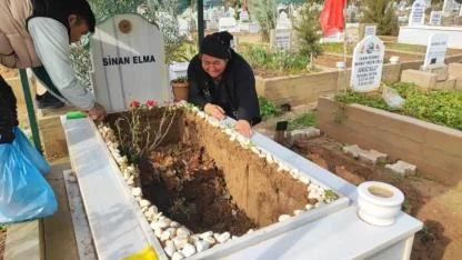 Selden Geriye Acı Görüntüler:Mezarı Gören Anne Gözyaşlarını Tutamadı