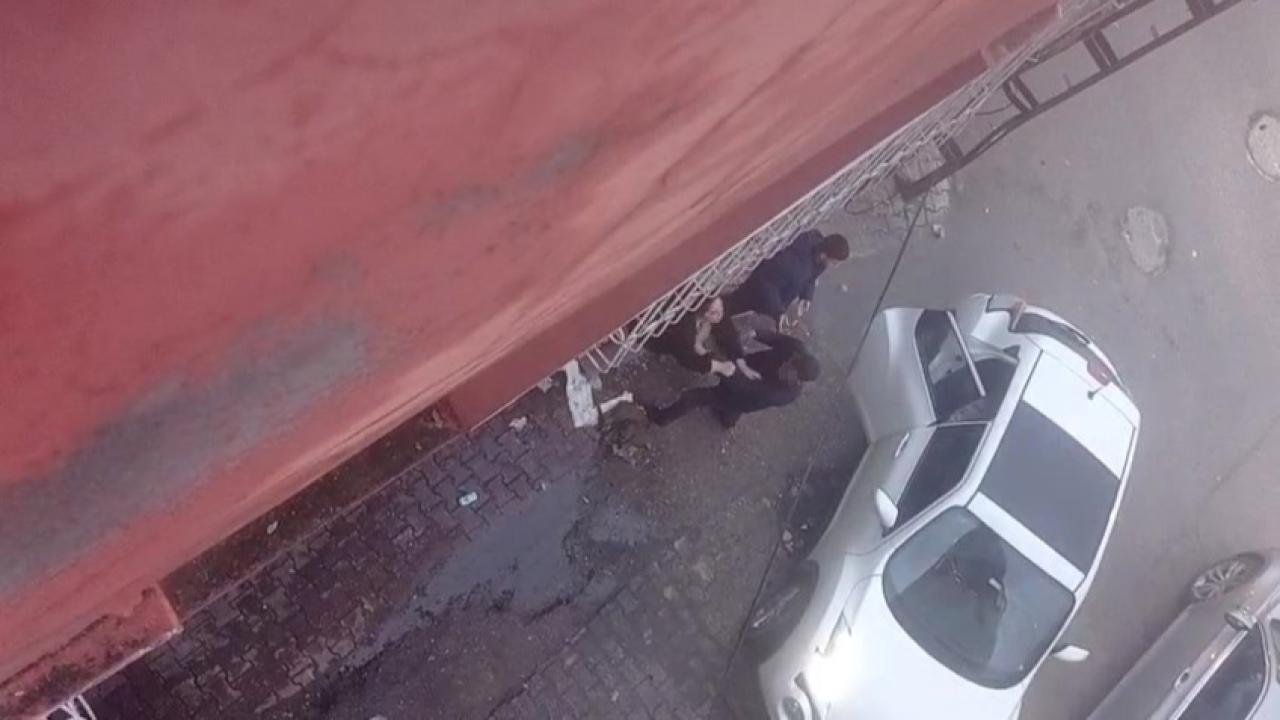 Sokak Ortasında Dövdü!