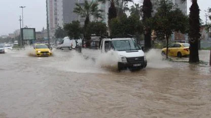 Adana'da Manzara Değişmedi:Sokaklar Göle Döndü