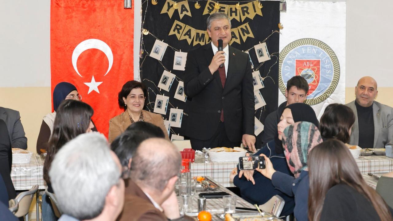 Vali Yavuz Adana Fen Lisesi Öğrencileriyle İftarda Bir Araya Geldi