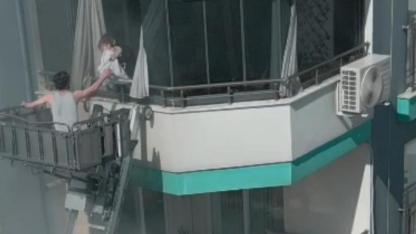 Alevlerin Arasında Kahramanlık:Bebeği Böyle Kurtardı!