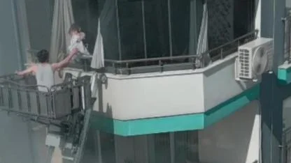 Alevlerin Arasında Kahramanlık:Bebeği Böyle Kurtardı!