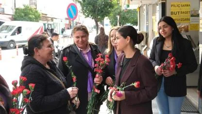 Başkan Vekili Aydar Kadınlara Çiçek Dağıttı