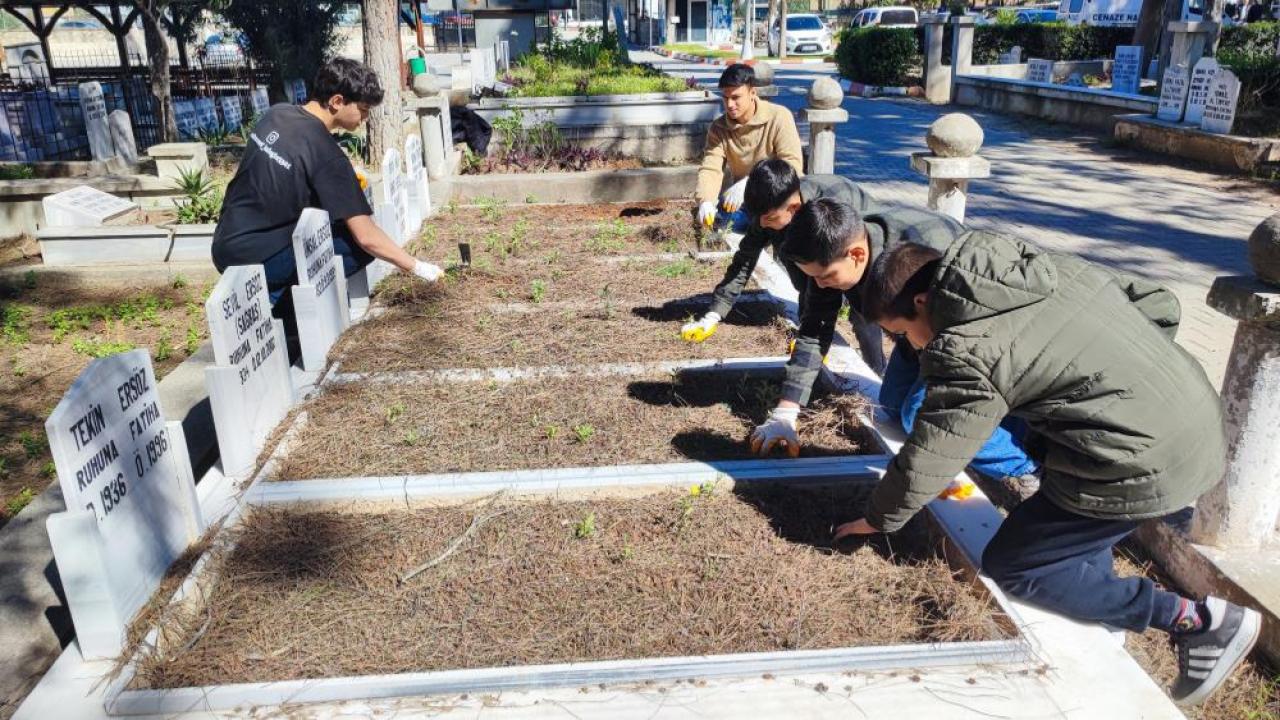 Bir Vasiyet, Bir Farkındalık:Gençler Mezarlıkları Temizliyor