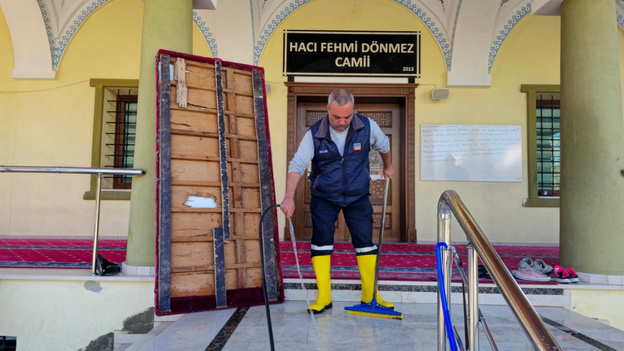 Çukurova'da Camiler Bayrama Hazırlanıyor