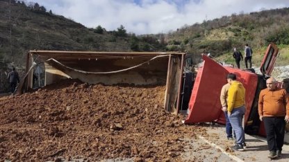 Freni Boşalan Tır Faciaya Neden Oldu:1 Ölü, 3 Yaralı