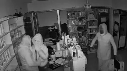 Kadın Kılığına Girseler de Polisten Kaçamadılar