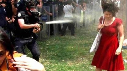 Kırmızılı Kadın: Baskıya Karşı Direnişin Rengi