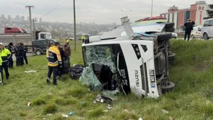 Öğrencileri Taşıyan Servis Midibüsü Devrildi