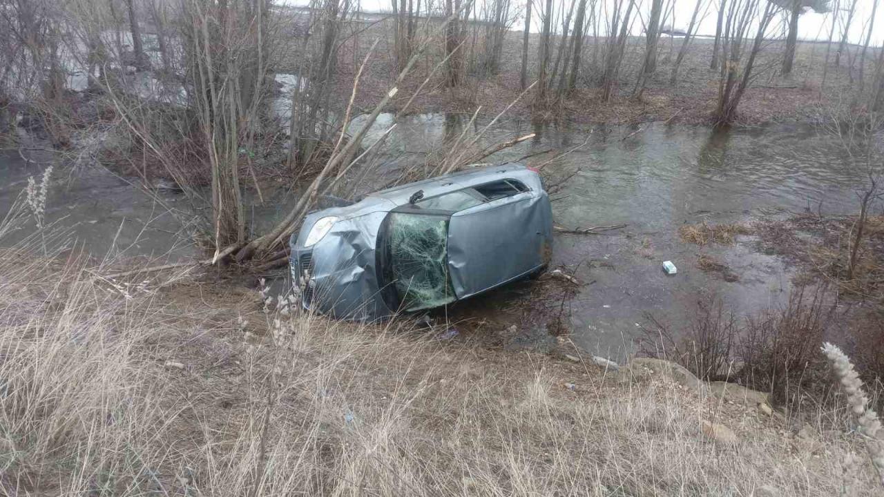 Otomobil Dereye Uçtu:Sürücü Hafif Yaralı