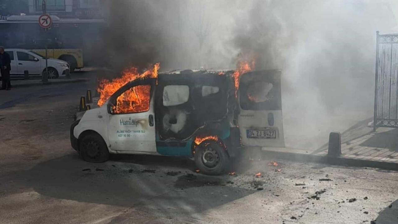 Park Halindeki Araç Alev Alev Yandı