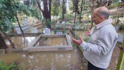 Sağanak Yağış Mezarlığı Vurdu: Kabirler Sular Altında Kaldı