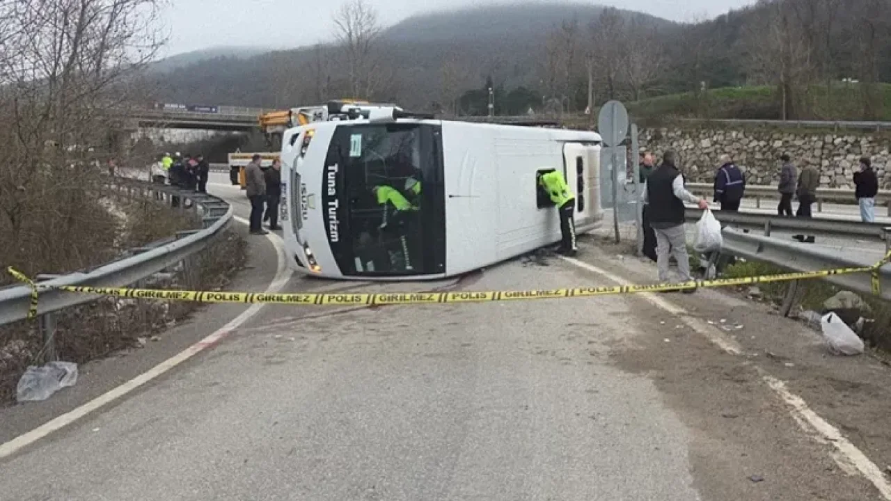 Servis Midibüsü Kaza Yaptı:1 Ölü, 20 Yaralı