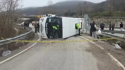 Servis Midibüsü Kaza Yaptı:1 Ölü, 20 Yaralı
