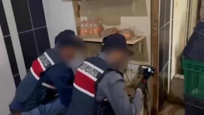 Tekel Bayisine Baskın:Raf Arkasından Kaçak Depo Çıktı
