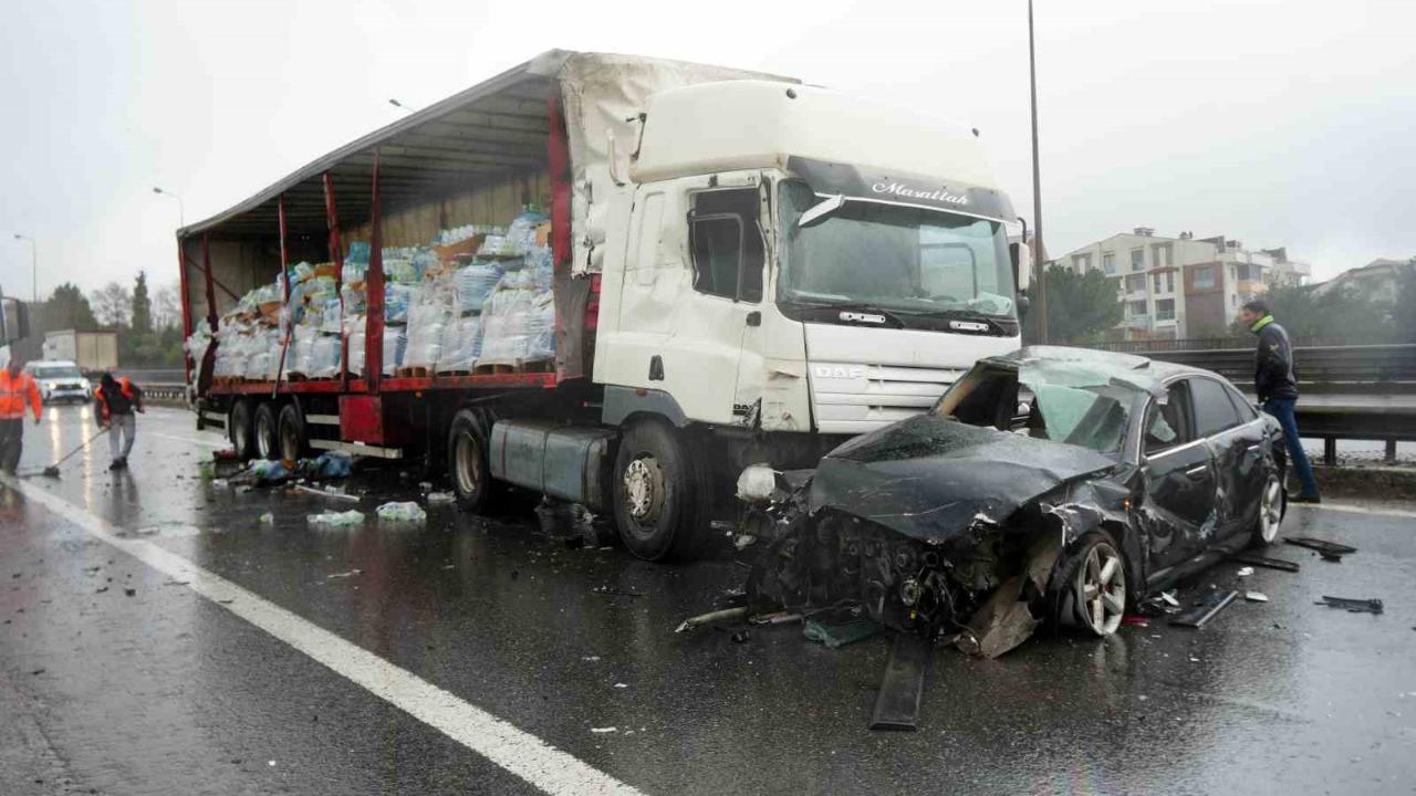 TEM’de 6 Araç Birbirine Girdi:Sular Yola Saçıldı