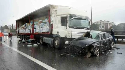 TEM’de 6 Araç Birbirine Girdi:Sular Yola Saçıldı