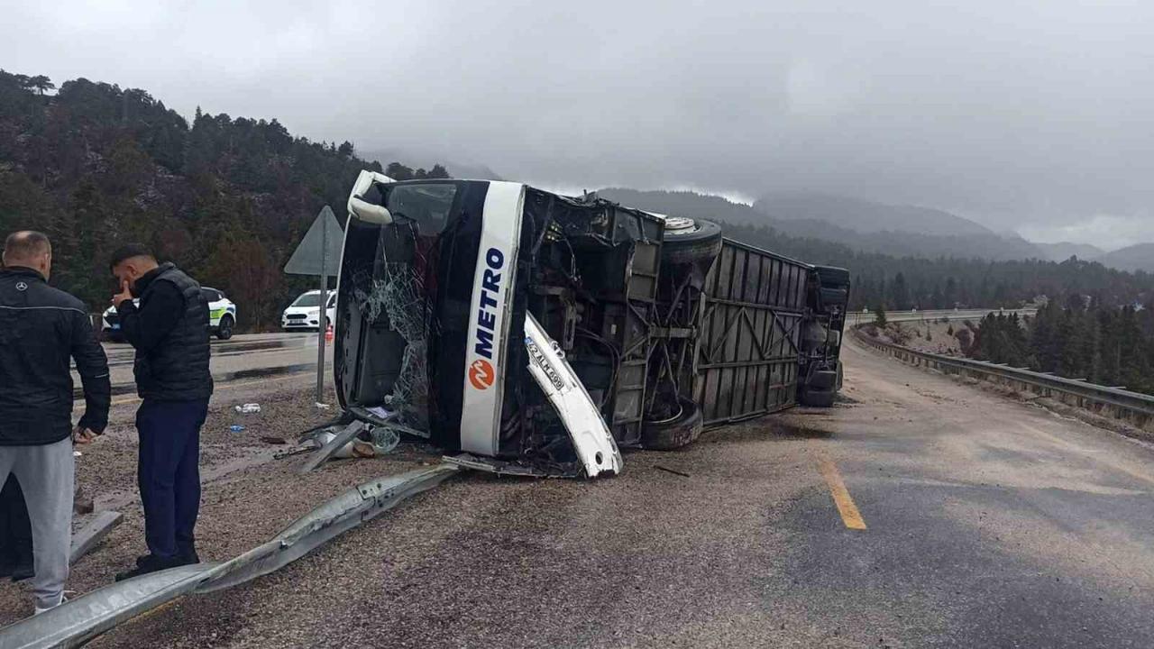 Yolcu Otobüsü Devrildi:15 Yaralı
