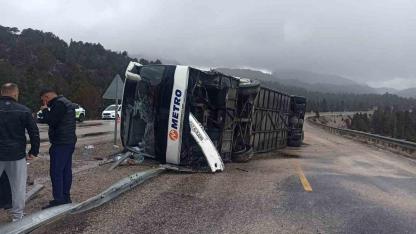 Yolcu Otobüsü Devrildi:15 Yaralı