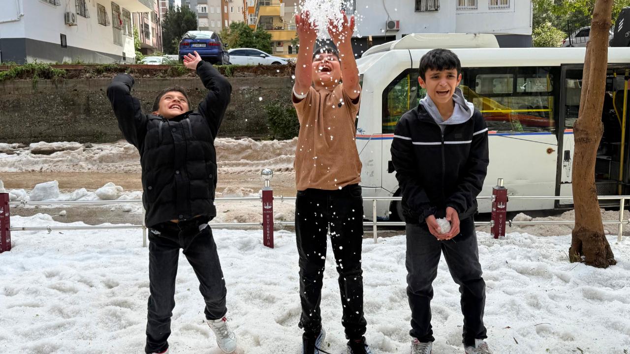 Adana'da Nisan Ayı Farkı:Çocuklar Kar Topu Keyfi Yaptı