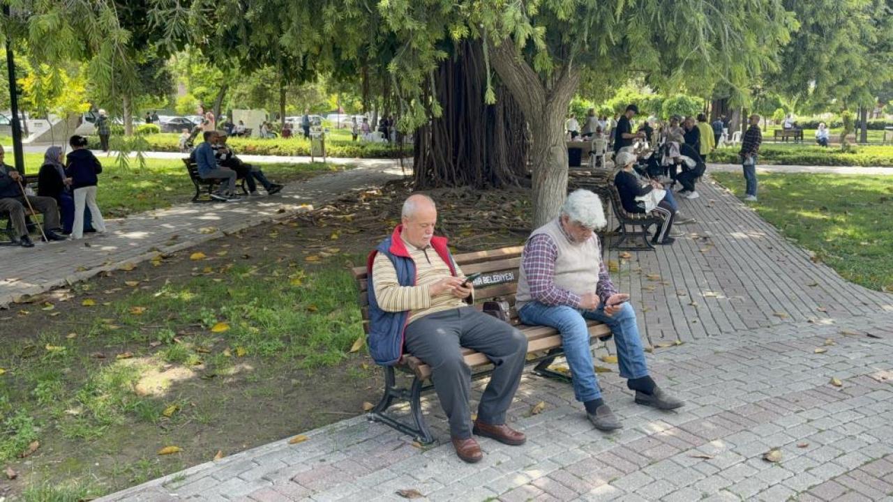 Adana'da Sıcaklık Yüzünü Gösterdi