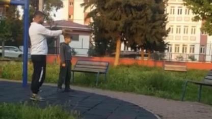 Çocuk Parkında Endişe Veren Anlar:Oyuncak Silahla Eğitim