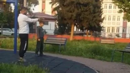 Çocuk Parkında Endişe Veren Anlar:Oyuncak Silahla Eğitim