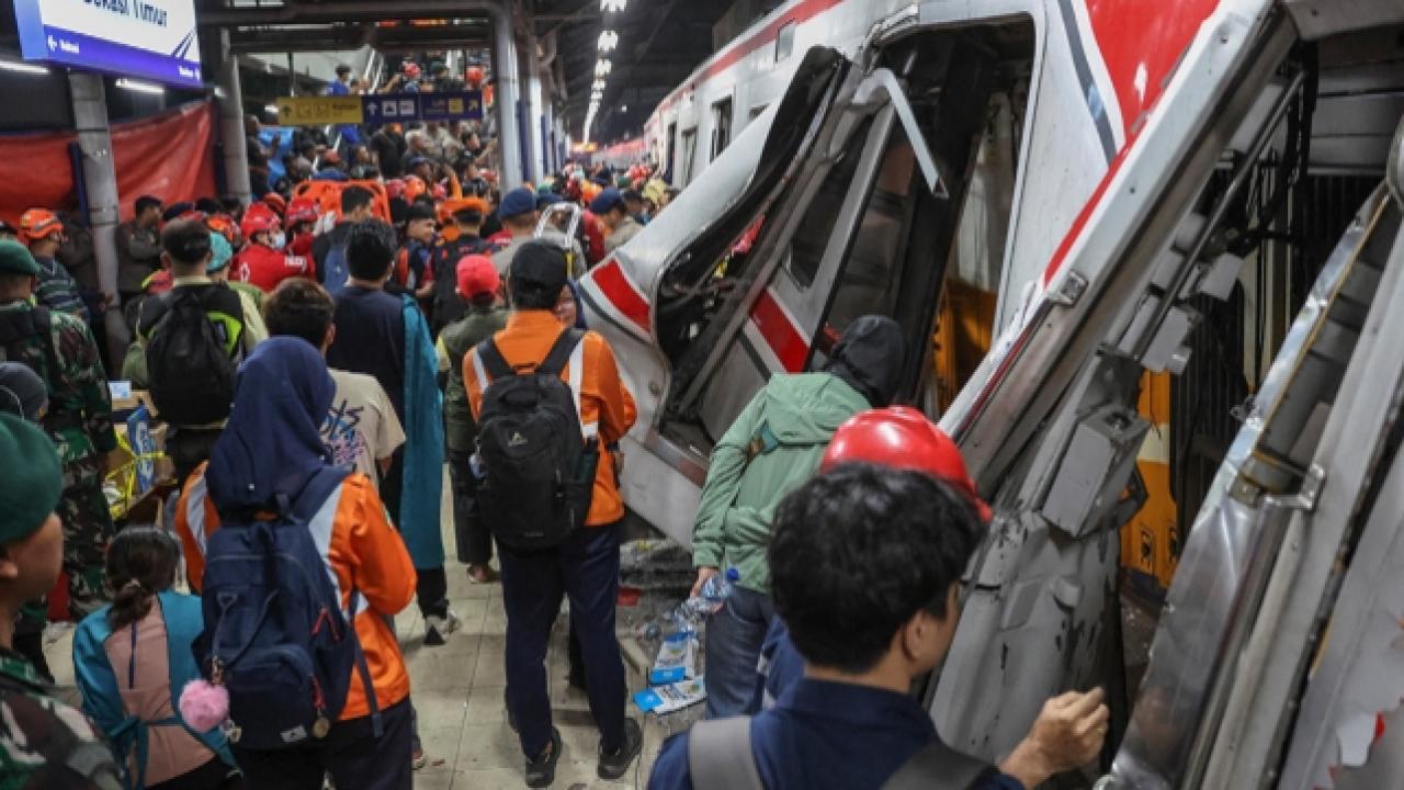 Endonezya'da Tren Kazası:14 Ölü, 84 Yaralı