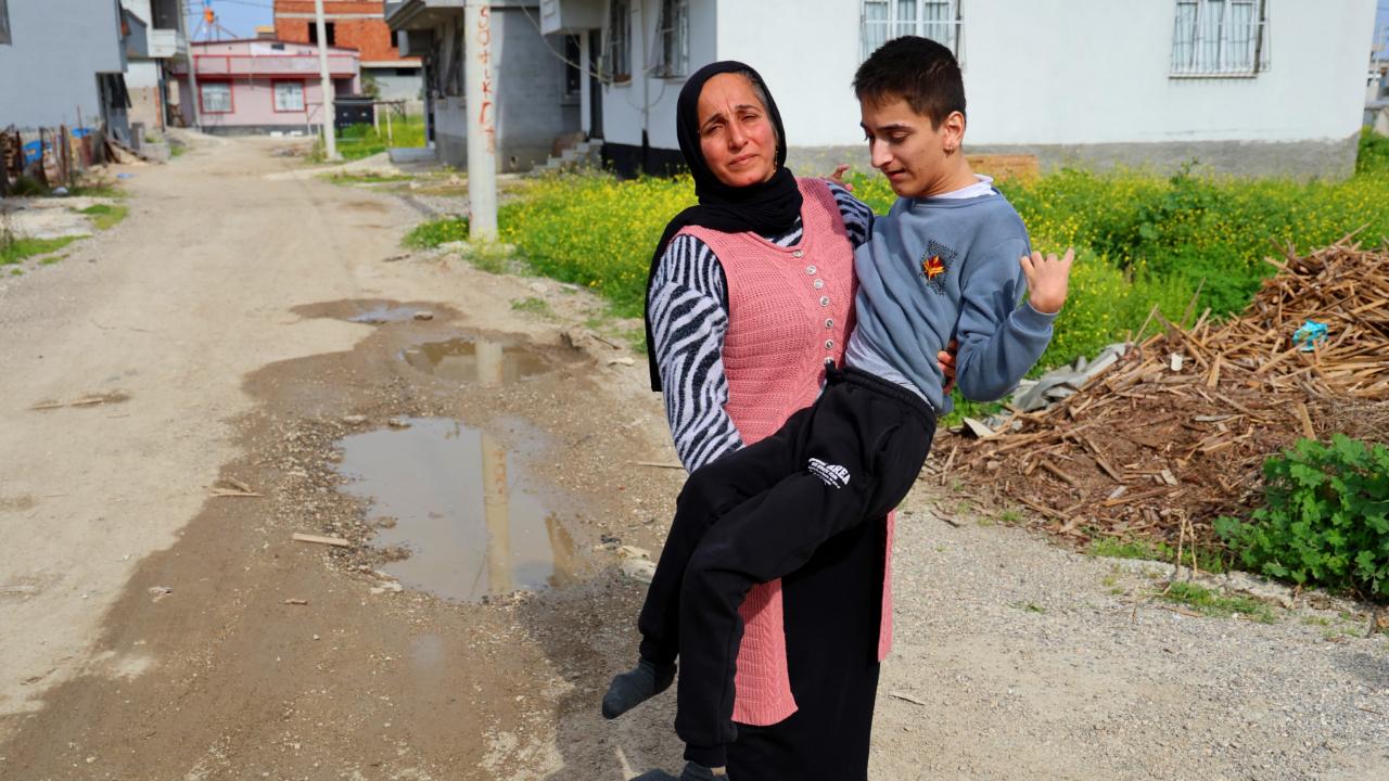 Engelli Evladıyla Perişan Oldu