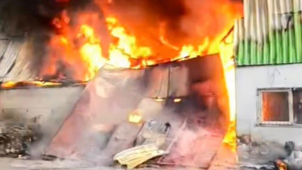 Geri Döünüşüm Fabrikasında Korkutan Yangın