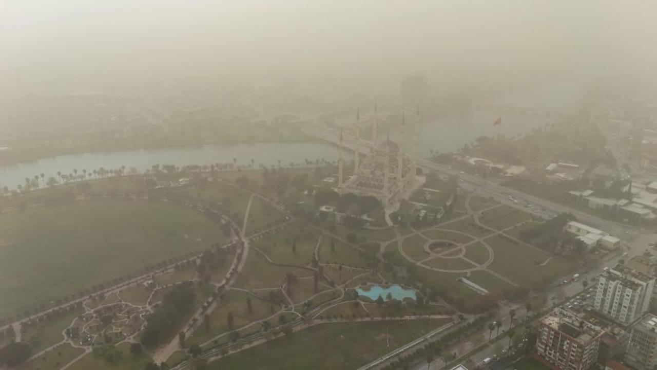 Gökyüzü Sarardı, Nefesler Daraldı:Adana Toz Altında!